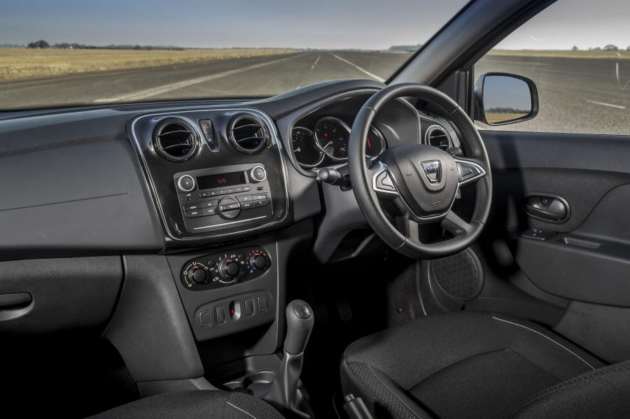 Интерьер Dacia Sandero 2017 года  (UK) (фото 22 из 30)